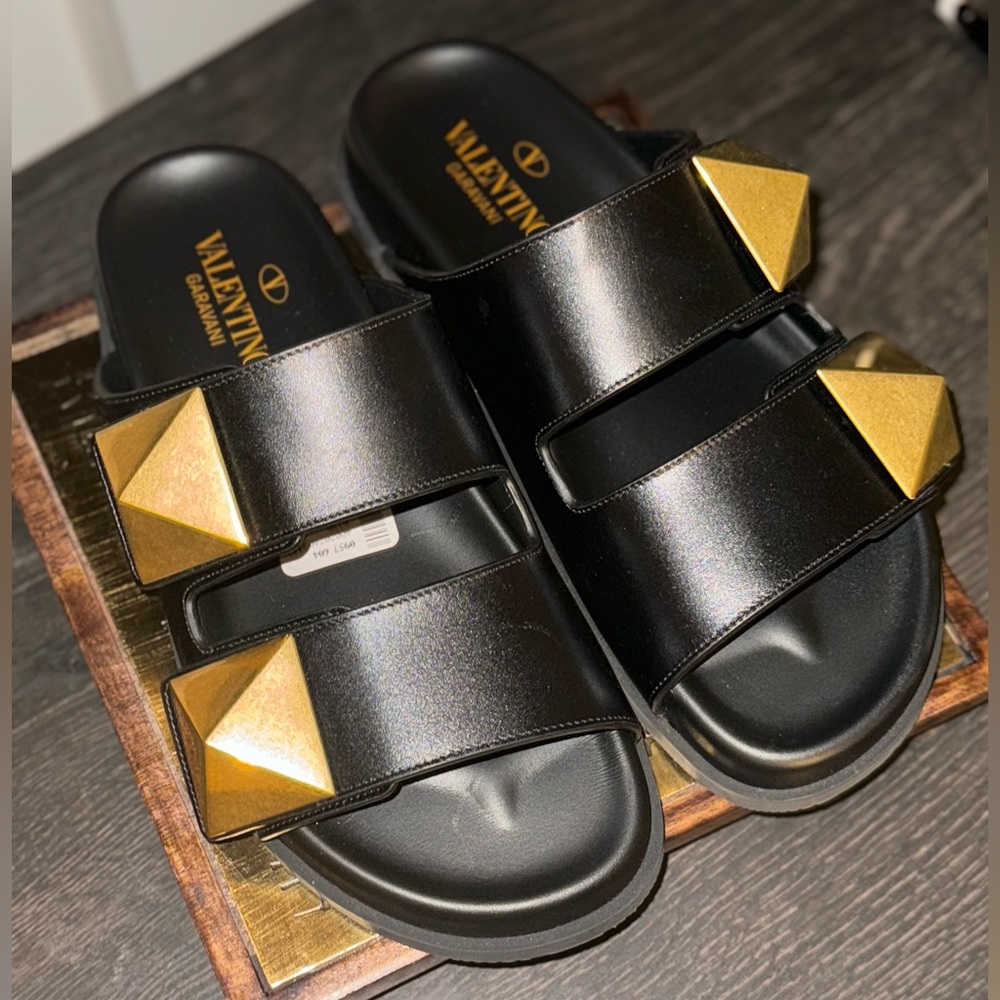 Valentino Garavani
Roman Stud leather sandals Size 36 NWT BLACK